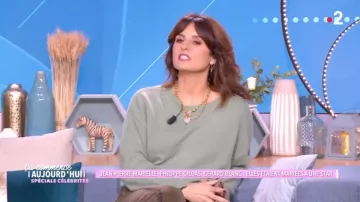 Le collier à grosses mailles à pendentif pierre portée par Faustine Bollaert dans l'émission Ça commence aujourd'hui