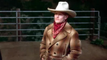 Manteau brun double emballé avec des détails blancs ombrés portés par Cowboy (Monty Montgomery) dans le film Mulholland Drive