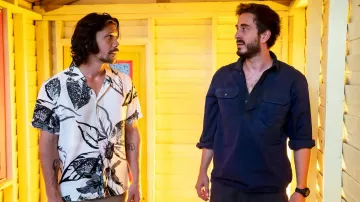 Chemise imprimée noir et blanc portée par Nate (Bob Morley) comme on le voit dans les tenues de la série télévisée In Limbo (saison 1 épisode 1)
