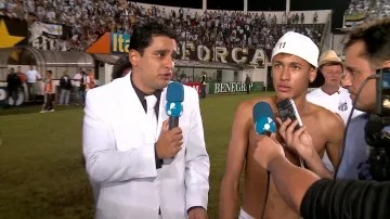 Casquette portée par Neymar Jr dans la festa do santos. sur Neymar dans Festa do Santos avec Neymar à TV Fama - Apprendre l’espagnol avec Neymar - Linguarudo