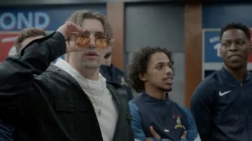 Lunettes de soleil orange portées par Jamie Tartt (Phil Dunster) dans la série télévisée Ted Lasso (saison 3, épisode 3)
