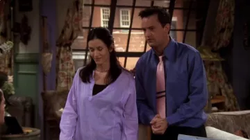 Chemise et cravate bleues portées par Chandler (Matthew Perry) comme on le voit dans Friends (saison 6 épisode 6)