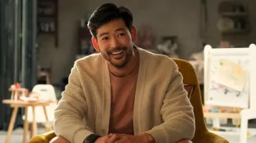 The ecru white fleece cardigan worn by George Nakai (Joseph Lee) in the series Relentless (S01E05)