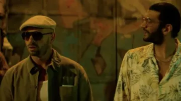 The sunglasses worn by Stan (Franck Gastambide) in the movie Medellin