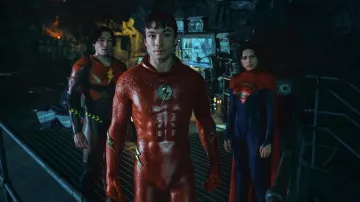 Cotume rouge et bleu porté par Barry Allen / The Flash (Ezra Miller) dans le film The Flash