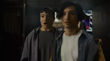 Veste à capuche à fermeture éclair jaune et grise portée par Barry Allen (Ezra Miller) dans The Flash