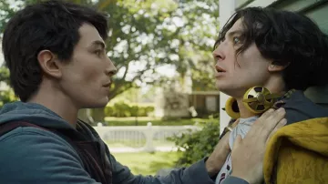 Casque doré porté par Barry Allen (Ezra Miller) dans The Flash