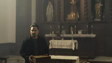 Veste noire portée par Michael Peña dans les tenues de la série télévisée Tom Clancy’s Jack Ryan (saison 4 épisode 1)