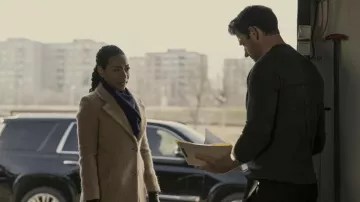 Manteau long porté par Elizabeth Wright (Betty Gabriel) comme on le voit dans Tom Clancy’s Jack Ryan (saison 4)