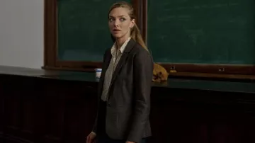 Veste blazer en tweed portée par Rya (Amanda Seyfried) dans les tenues de la série télévisée The Crowded Room (saison 1)