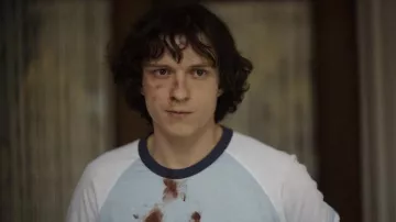 T-shirt raglan blanc et bleu porté par Danny Sullivan (Tom Holland) comme on le voit dans The Crowded Room (saison 1)
