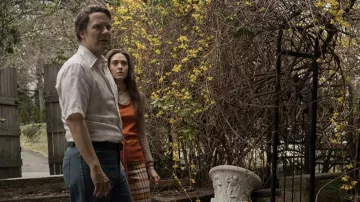 Pantalon à carreaux porté par Candy (Emmy Rossum) comme on le voit dans la garde-robe de la série télévisée The Crowded Room (saison 1)