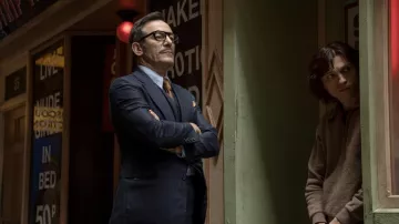 Lunettes portées par Jason Isaac dans les tenues de la série télévisée The Crowded Room (saison 1)