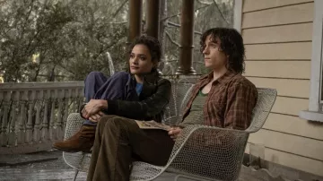 Veste en cuir portée par Ariana (Sasha Lane) comme on le voit dans les tenues de la série télévisée The Crowded Room (saison 1)