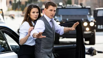 Traje gris de 3 piezas usado por Ethan Hunt (Tom Cruise) como se ve en Misión: Imposible - Dead Reckoning Parte Uno