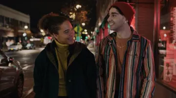 Veste à rayures multicolores portée par Jesse (Alex Wolff) vue dans le film Susie Searches