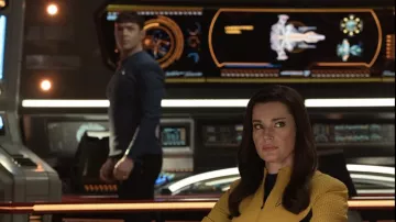Uniforme jaune de Starfleet porté par Una Chin-Riley (Rebecca Romijn) dans Star Trek: Strange New Worlds (saison 2)