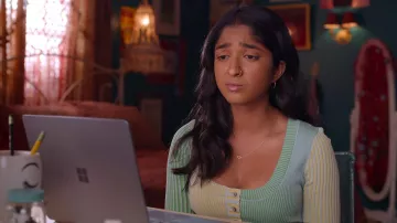 Haut côtelé Colorblock porté par Devi Vishwakumar (Maitreyi Ramakrishnan) vu dans Never Have I Ever (S04E09)