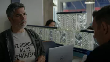 T-shirt gris « We Should Be All Feminists » porté par Oscar Neruda (Esai Morales) vu dans le film Master Gardener