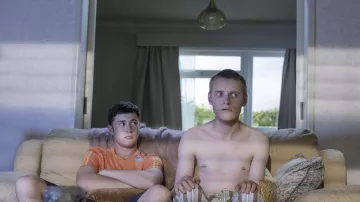 T-shirt orange porté par Aaron (Samuel Bottomley) comme on le voit dans la garde-robe de la série télévisée Somewhere Boy (saison 1)