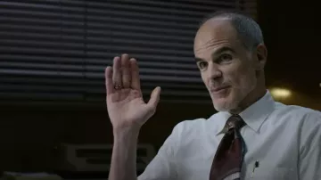 Cravate imprimée portée par l’agent Burke (Michael Kelly) vue dans Transformers: Rise of the Beasts