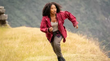 Veste de manteau rose portée par Elena Wallace (Dominique Fishback) vue dans Transformers: Rise of the Beasts