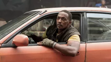 Brazalete plateado usado por John Doe (Anthony Mackie) como se ve en los trajes de la serie de televisión Twisted Metal (Temporada 1)