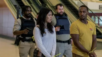 Camiseta amarilla HIC usada por John Doe (Anthony Mackie) como se ve en los trajes de la serie de televisión Twisted Metal (Temporada 1)