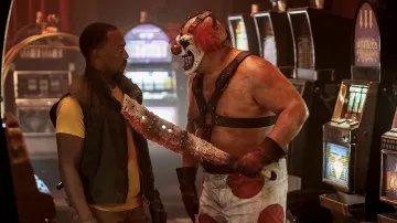 Chaqueta sin mangas con cremallera usada por John Doe (Anthony Mackie) como se ve en el programa de televisión Twisted Metal (Temporada 1)