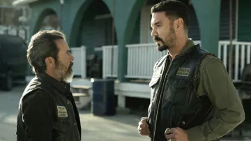 Veste en cuir sans manches Mayans Santo Padre portée par Angel Reyes (Clayton Cardenas) comme on le voit dans Mayans M.C. (S05E03)