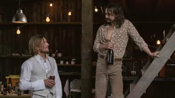 Pantalon en velours côtelé porté par Snapper Webster (Ben O’Toole) comme on le voit dans la garde-robe de la série télévisée Barons (saison 1, épisode 1)