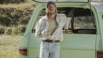 Chemise imprimée portée par Bill 'Trotter' Dwyer (Sean Keenan) dans les tenues de la série télévisée Barons (saison 1 épisode 1)