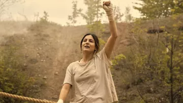 T-shirt oversize porté par Emma Brunner (Monica Barbaro) vu dans FUBAR (S01E01)