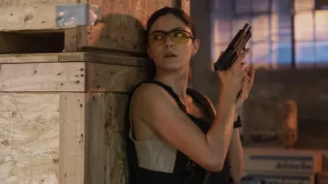 Lunettes de protection portées par Emma Brunner (Monica Barbaro) comme on le voit dans FUBAR (S01E05)