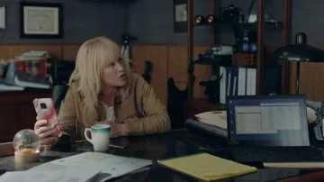 Veste en daim à franges portée par Peggy (Patricia Arquette) comme on le voit dans High Desert (saison 1 épisode 4)
