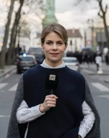 The sleeveless cape sweater worn by Annastiina Heikkilä on her Instagram account@annastiina_h