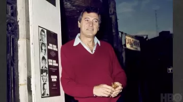 Pull rouge porté par Rock Hudson vu dans le documentaire Rock Hudson: All That Heaven Allowed