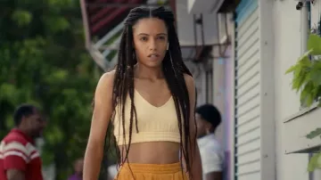 Top amarillo usado por Billy (Maisie Richardson-Sellers) como se ve en la película Jagged Mind