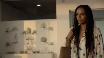 Camisa blanca con estampado de árbol azul usado por Billy (Maisie Richardson-Sellers) como se ve en Jagged Mind
