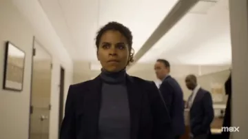 Pull bleu à col roulé porté par Harmony (Zazie Beetz) comme on le voit dans les tenues de la série télévisée Full Circle (saison 1)