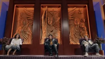 Sandalias de zapatillas usadas por Kelvin Gemstone (Adam DeVine) como se ve en los trajes de la serie de televisión The Righteous Gemstones (Temporada 3)