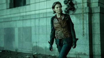 Veste en cuir noir et marron portée par Maggie Rhee (Lauren Cohan) comme on le voit dans The Walking Dead: Dead City (saison 1 épisode 1)