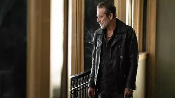 Veste en cuir noir portée par Negan Smith (Jeffrey Dean Morgan) comme on le voit dans The Walking Dead: Dead City (saison 1)