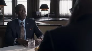Traje azul marino usado por James Rhodes (Don Cheadle) como se ve en la serie de televisión Secret Invasion (Temporada 1)