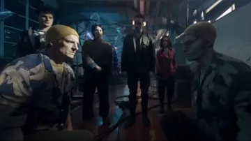 Camisa estampada usada por Fiz (Killian Scott) como se ve en Secret Invasion (Temporada 1)