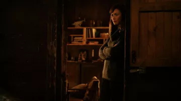 Pull à col roulé porté par Mia (Olga Kurylenko) vu dans Extraction 2