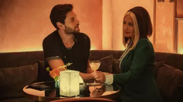 Chemise noire à manches courtes portée par TV Mac (Ben Barnes) vue dans Black Mirror (S06E01)