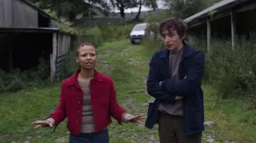 Veste bleu marine portée par Davis (Samuel Blenkin) dans la garde-robe de la série télévisée Black Mirror (S06E02)
