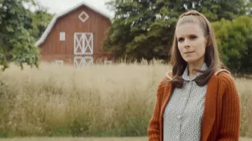 Cardigan à capuche rouge porté par Lana Stanfield (Kate Mara) vu dans Black Mirror (S06E03)