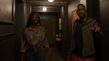 Chemise à blouse imprimée portée par Morgan (Yvonne Orji) vue dans The Blackening